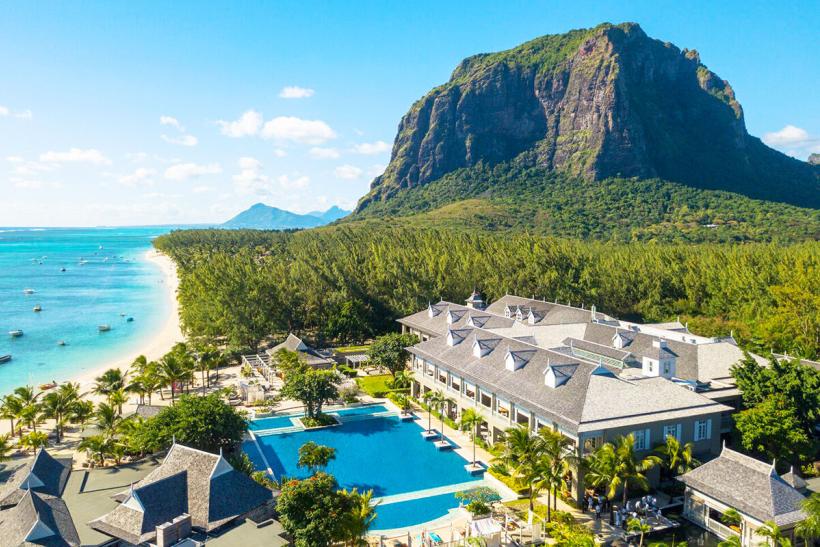 The St. Regis Le Morne Resort s bazénom a palmy na pláži.