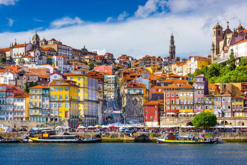 Porto s historickými a farebnými budovami pri rieke Douro.