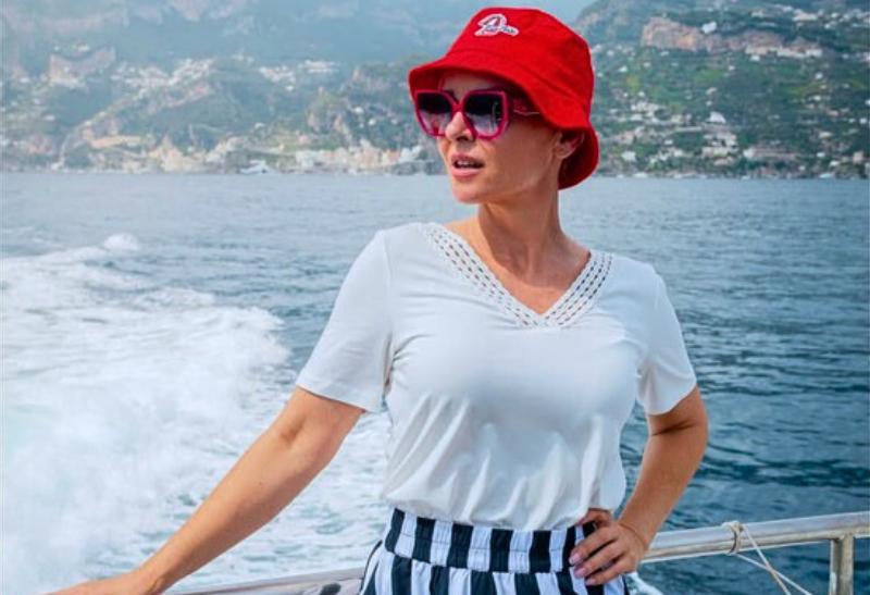 Kvetka Horváthová na lodi pri ostrove Capri.