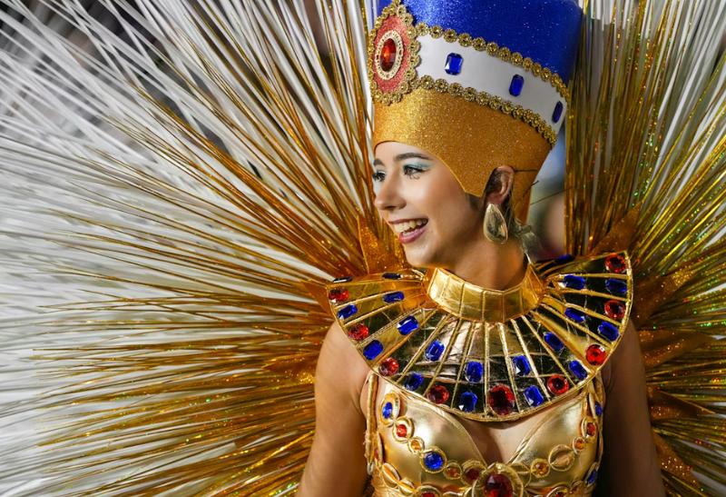 Žena v kostýme počas karnevalu na Madiere.