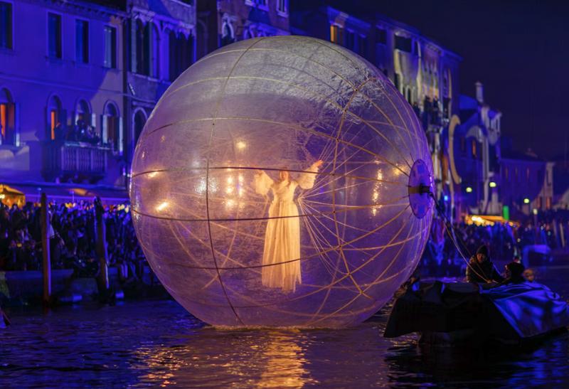 Guľa na vode pri otváracom ceremoniáli počas karnevalu v Benátkach