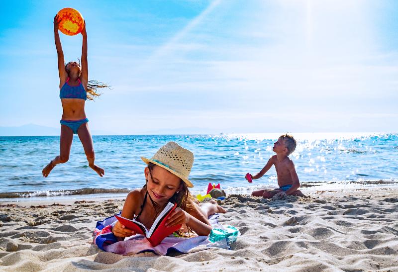 Deti na pláži počas dňa.