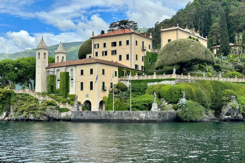 Historická vila pri jazere a krásne záhrady v Taliansku.