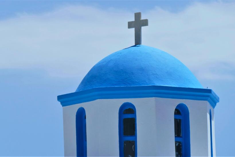 Modrá kupola na kostole na ostrove Karpathos.