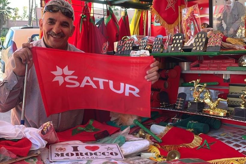 Maročan s vlajkou SATUR.