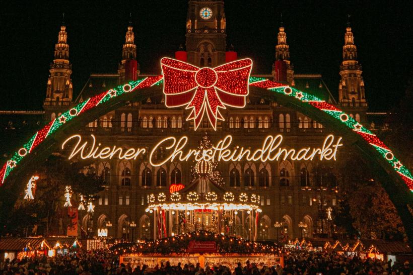 Radničné námestie osvetlené počas adventných dní vo Viedni.