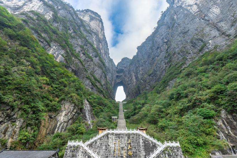 Nebeská brána - Tianmen shan so skalným masívom v Číne.