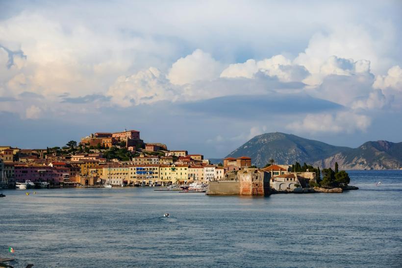 Portoferraio mesto s farebnými domami na pobreží na ostrove Elba.