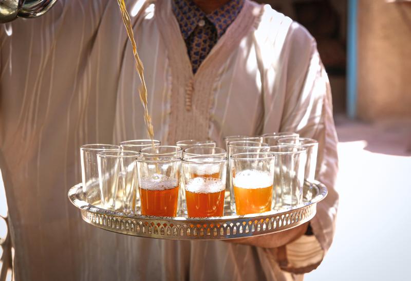 Maročký zelený čaj, ktorý nalieva Maročan do malých sklenených pohárikov.