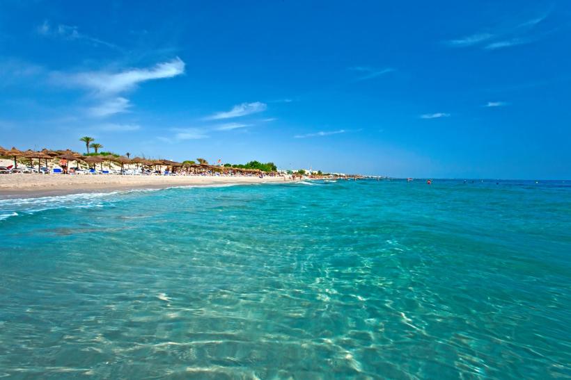 Tyrkysové more a pláž v Mahdii v Tunisku.