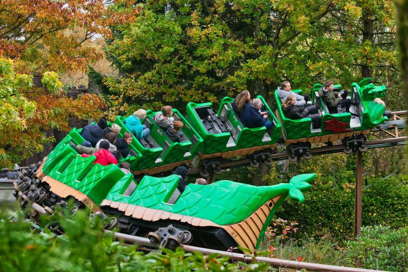 Rodičia a deti na zelenej dráhe v Legolande v Dánsku.