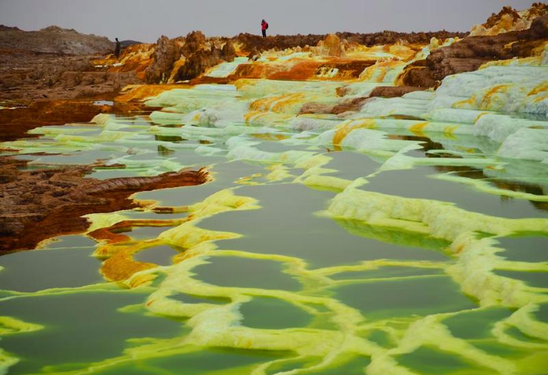 Vyvierajúce sírne pramene žltej a zelenej farby v Danakilskej preliačine.