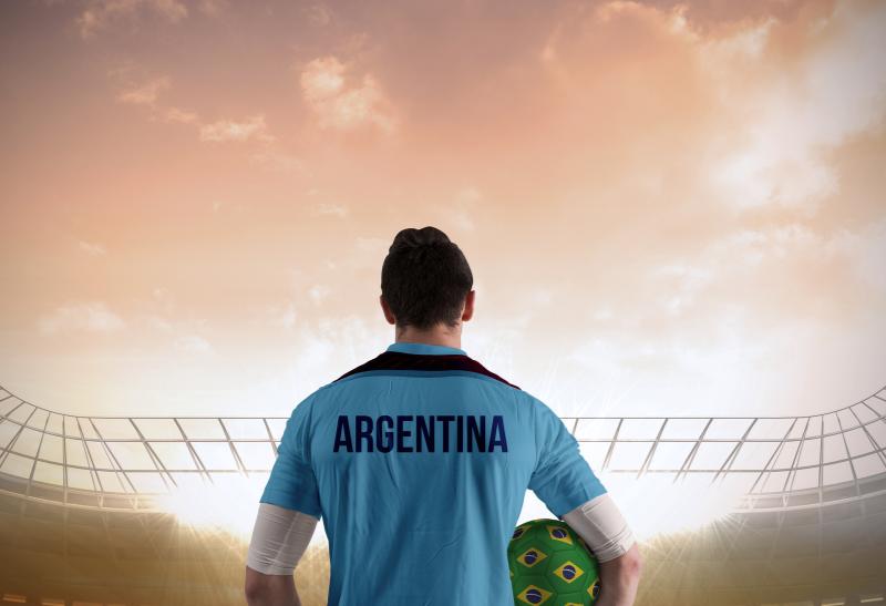 Futbalista s tričkom kde je nápis Argentina.