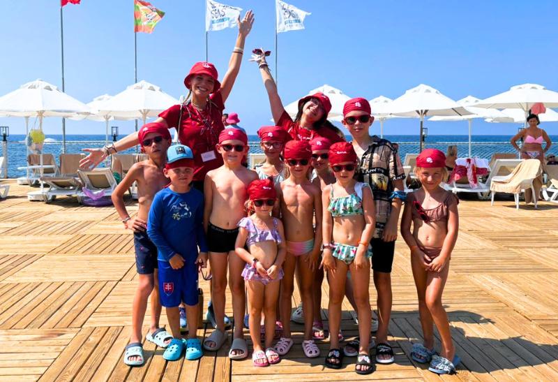 Animátorky Planet FUN a deti na drevenom móle v Turecku.