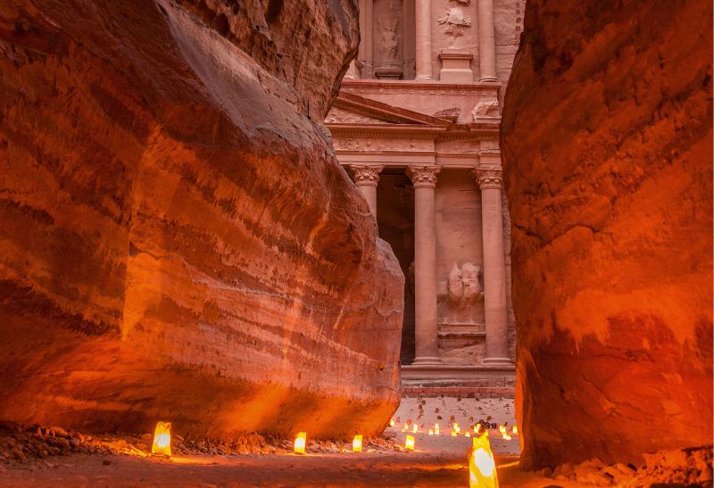 Skalné mesto Petra s pokladnicou.