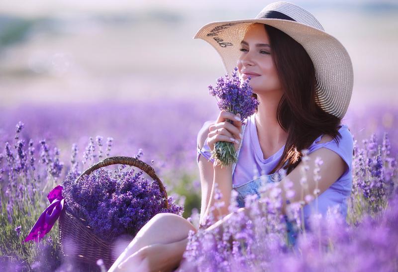 Žena v klobúku v levanduľovom poli.