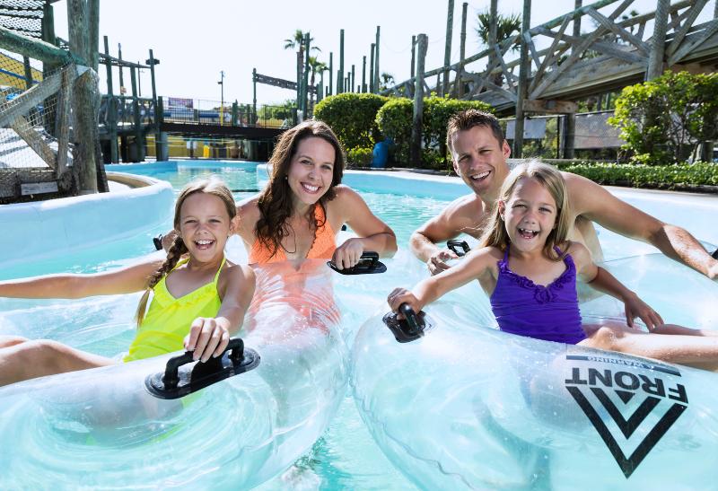 Rodičia s deťmi na tobogane v zábavnom parku