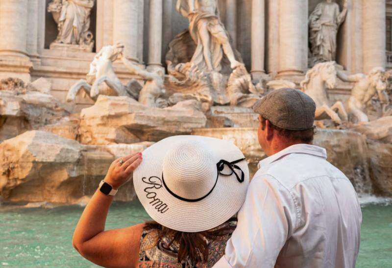 Fontána Di Trevi v Ríme a manželský pár.