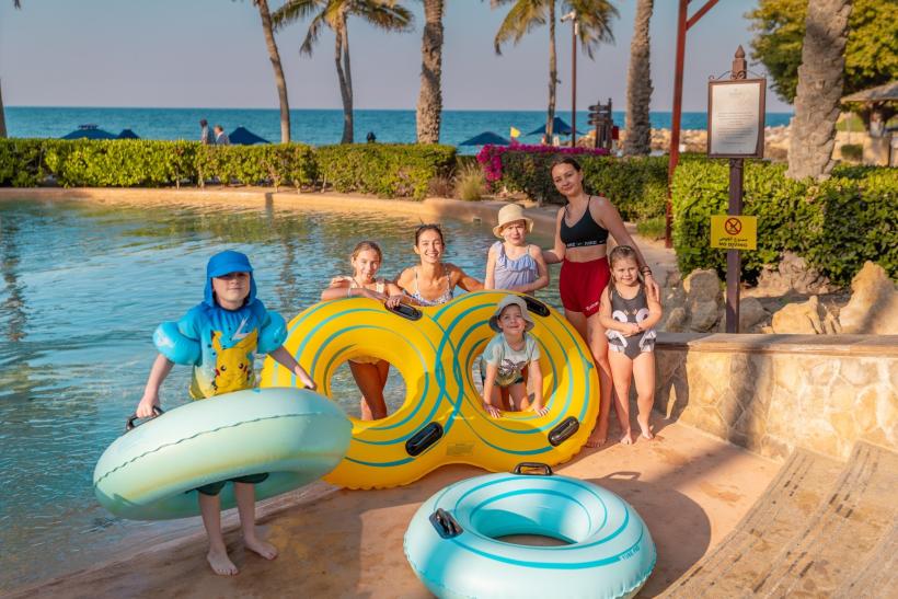 Deti a animátorka pri bazéne v hoteli DoubleTree by Hilton v Muscate v Ománe.