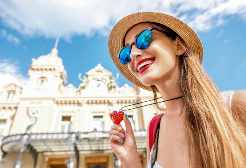 Mladá žena v okuliaroch drží červené srdce.