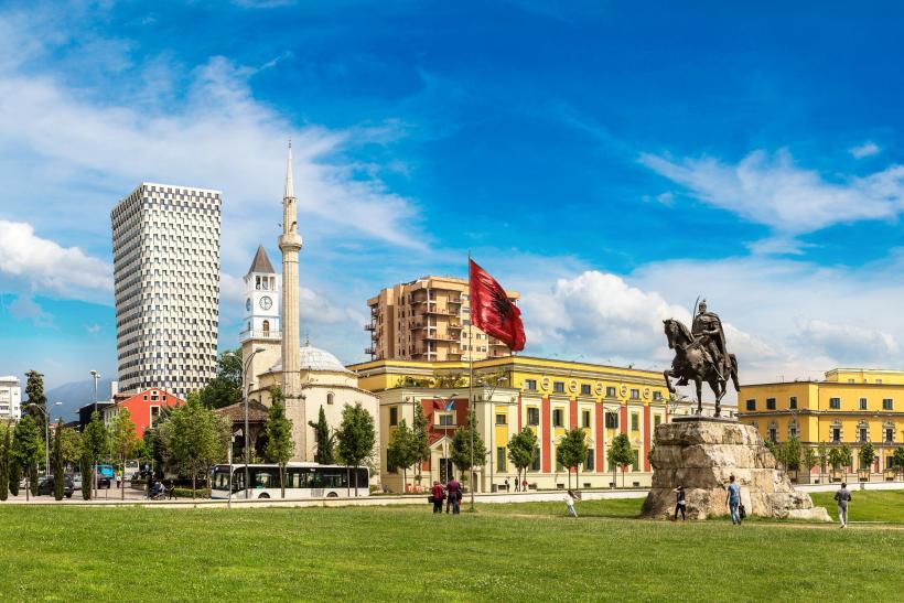 Skanderbegovo námestie v Tirane s jeho sochou a budovy.