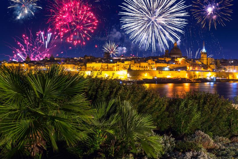 Ohňostroj, palmy na ostrove Malta.