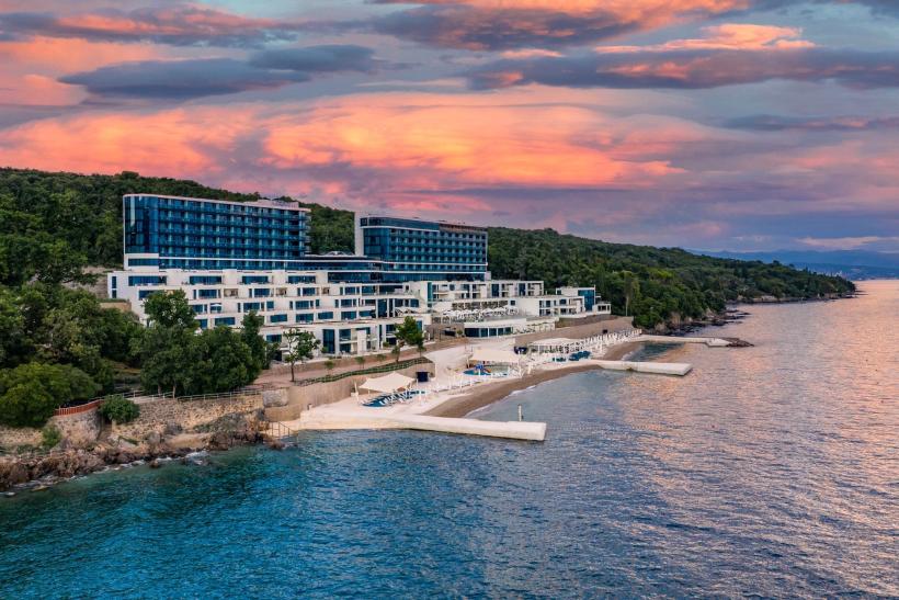 Hotel Hilton Rijeka Costabella Beach Resort & Spa pri západe slnka priamo pri mori.