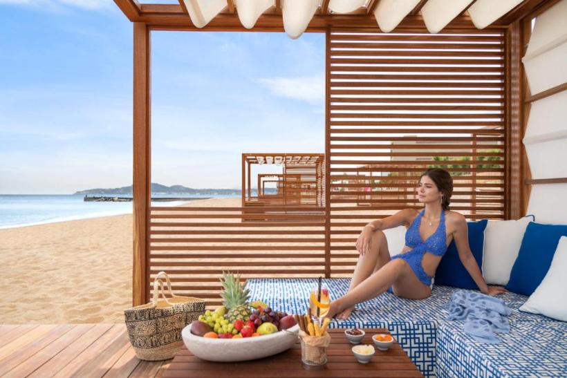 Mladá žena v plavkách na pláži v Grécku.