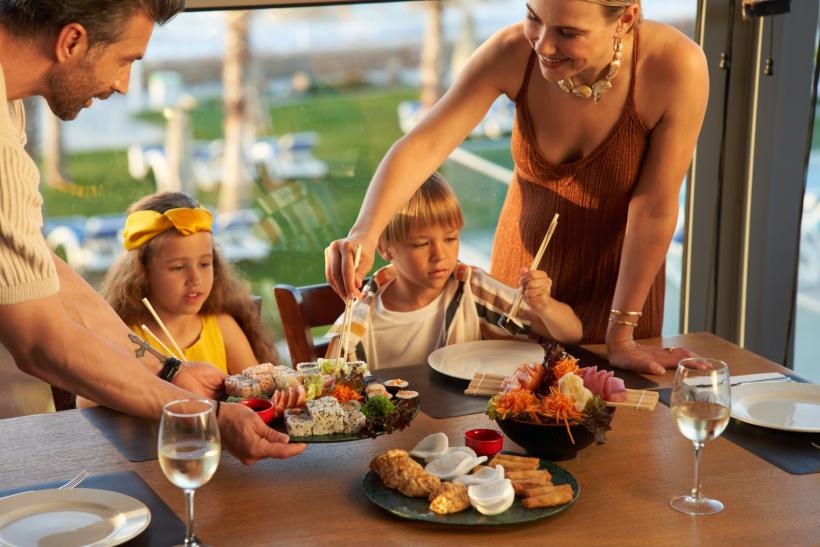 Rodičia a deti za stolom.