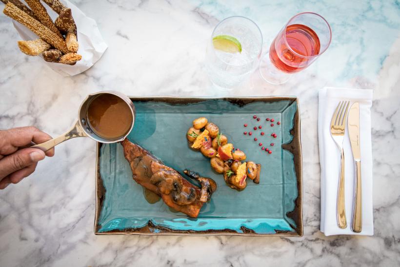 Jedlo na tanieri na stole.