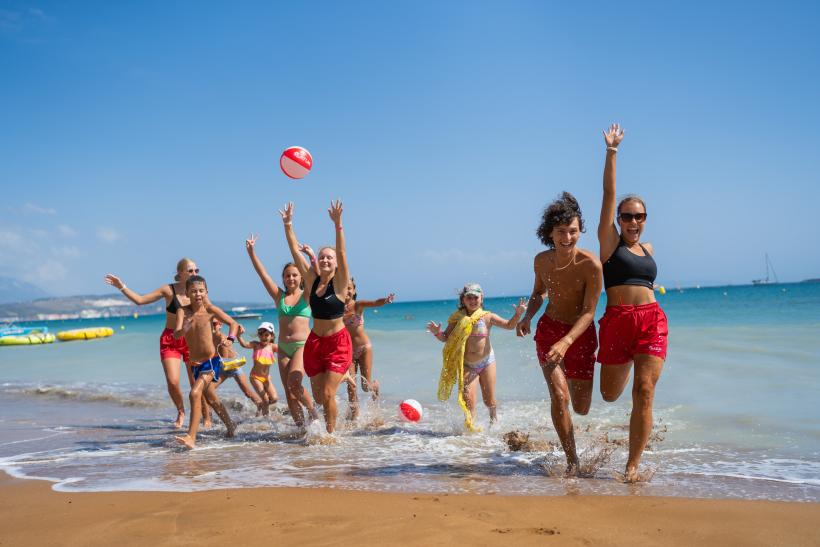 Animátori s deťmi v mori v Grécku.