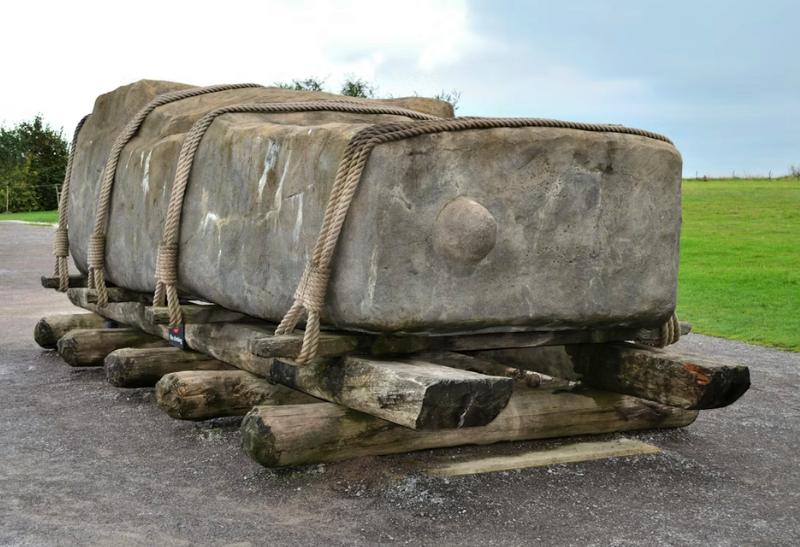 Veľké sane a mohutný kváder v Stonehage.