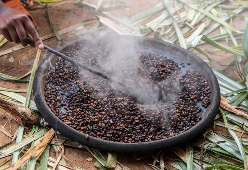 Preaženie kávy v Etiópii.