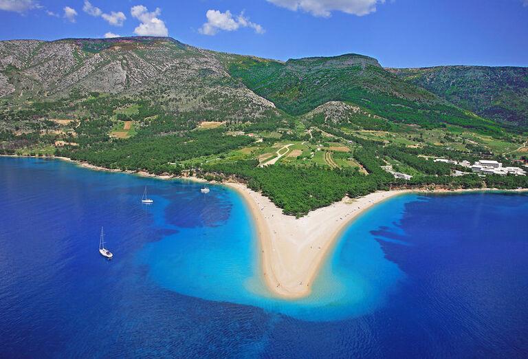 pláž Zlatni rat na ostrove Brač