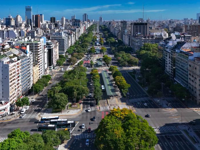 Centrum mesta Buenos Aires ulica Avenida 9 de Julio.