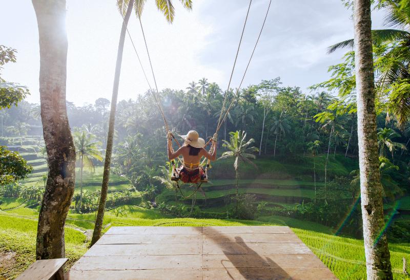 Hojdajúca sa žena na ostrove Bali.