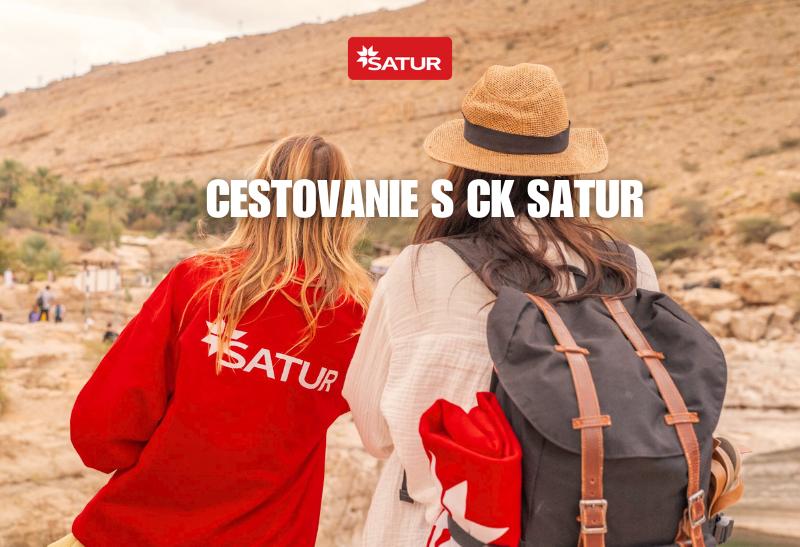 Dve ženy na púšti v Ománe s nápisom SATUR