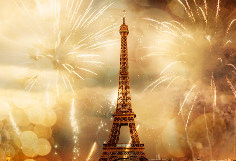 Eiffelova veža počas ohňostroja. Paríž.