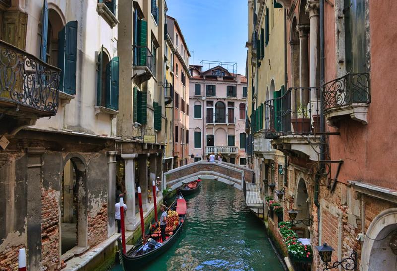 Uličky Benátok a gondola.