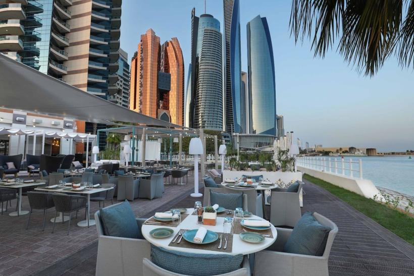 Hotelová reštaurácia a mrakodrapy v Abú Dhabí.
