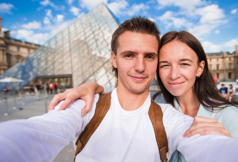 Dvojica pre múzeom Louvre v Paríži.