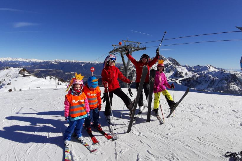 Deti na svahu v Rakúsku a inštruktori.