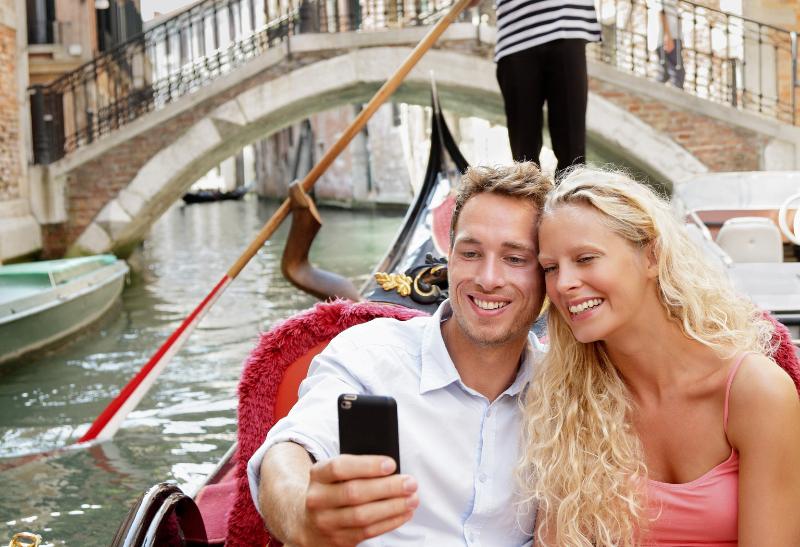 Pár na gondole v Benátkach.