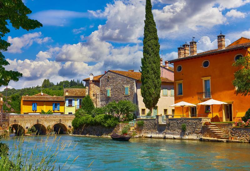 Malé mestečko Borgehetto sul Mincio s farebnými domami.