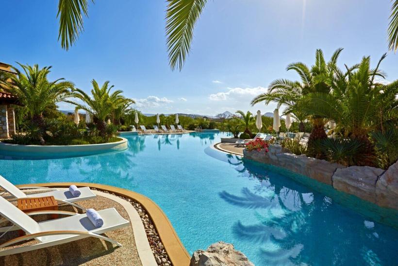 Grécky rezort Costa Navarino s bazénom.