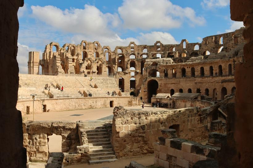 Amfiteáter v El Djem a jeho interiér.