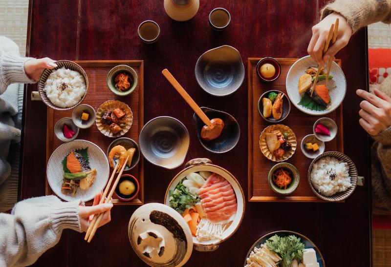 Zdravé jedlo vo dvojici s množstvom malých tanierikov.