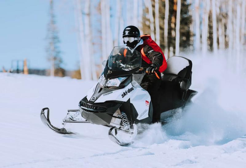 Jazdec na skútri na snehu.