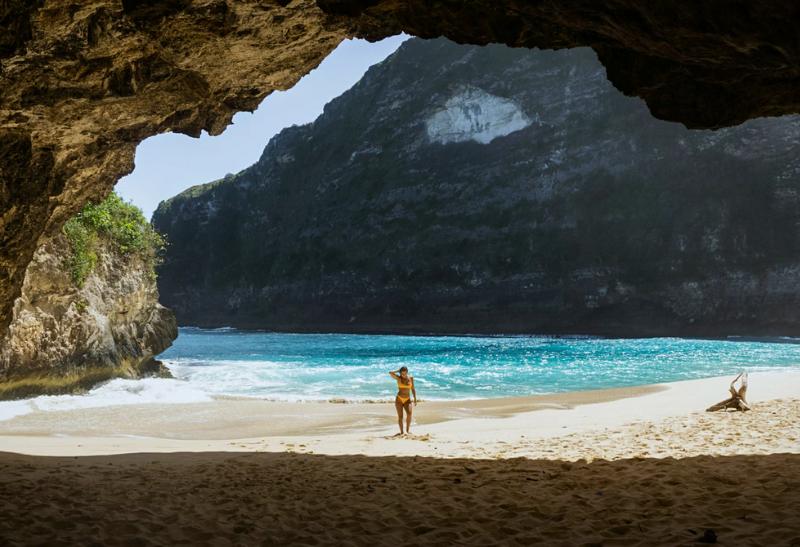 Dievča na pláži na Bali.