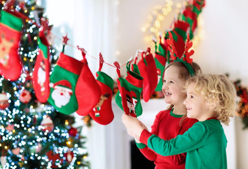 Dve deti pred stromčekom a adventnými čižmami.